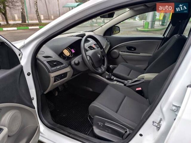 Белый Рено Меган, объемом двигателя 1.6 л и пробегом 57 тыс. км за 7750 $, фото 20 на Automoto.ua