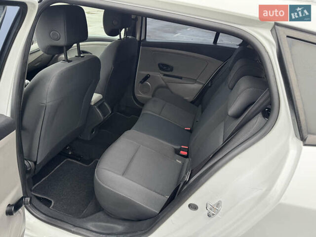 Білий Рено Меган, об'ємом двигуна 1.6 л та пробігом 235 тис. км за 7500 $, фото 26 на Automoto.ua
