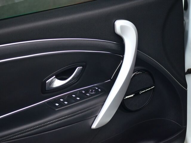 Белый Рено Меган, объемом двигателя 1.5 л и пробегом 162 тыс. км за 8555 $, фото 22 на Automoto.ua