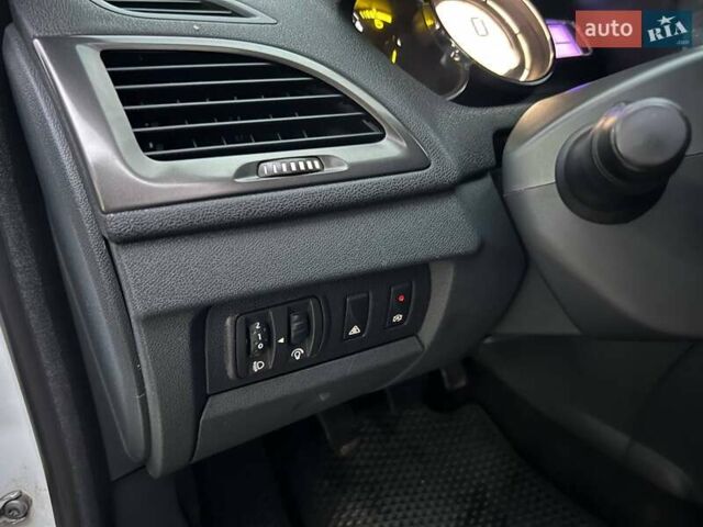 Белый Рено Меган, объемом двигателя 1.5 л и пробегом 300 тыс. км за 6600 $, фото 16 на Automoto.ua