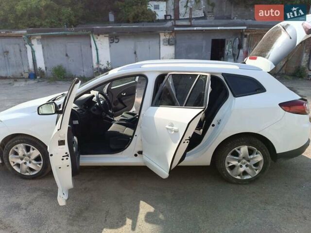 Белый Рено Меган, объемом двигателя 1.5 л и пробегом 250 тыс. км за 7100 $, фото 14 на Automoto.ua