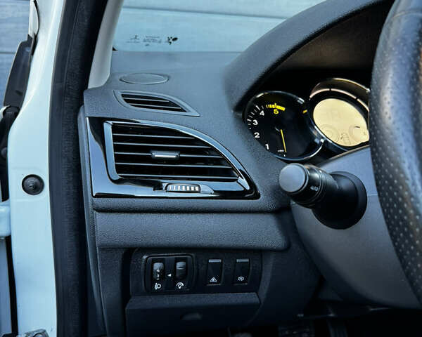 Белый Рено Меган, объемом двигателя 1.5 л и пробегом 236 тыс. км за 9700 $, фото 25 на Automoto.ua