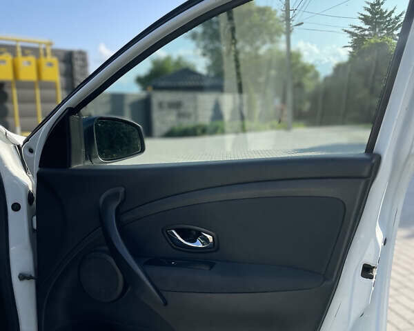 Белый Рено Меган, объемом двигателя 1.6 л и пробегом 372 тыс. км за 6100 $, фото 12 на Automoto.ua