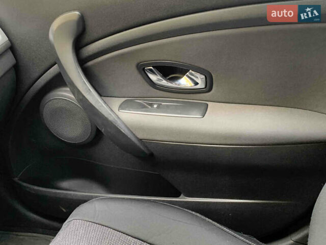 Белый Рено Меган, объемом двигателя 1.5 л и пробегом 300 тыс. км за 7300 $, фото 4 на Automoto.ua