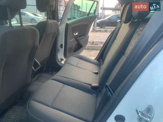 Білий Рено Меган, об'ємом двигуна 1.46 л та пробігом 398 тис. км за 6100 $, фото 13 на Automoto.ua