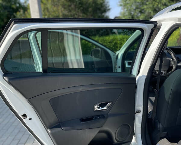 Белый Рено Меган, объемом двигателя 1.6 л и пробегом 372 тыс. км за 6100 $, фото 7 на Automoto.ua