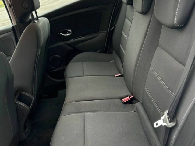 Белый Рено Меган, объемом двигателя 0 л и пробегом 260 тыс. км за 8300 $, фото 7 на Automoto.ua