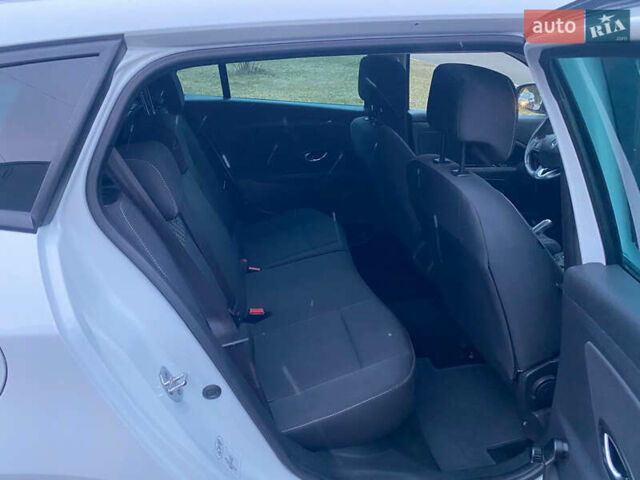 Белый Рено Меган, объемом двигателя 1.2 л и пробегом 146 тыс. км за 6600 $, фото 46 на Automoto.ua