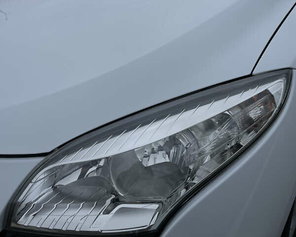 Білий Рено Меган, об'ємом двигуна 1.46 л та пробігом 256 тис. км за 7999 $, фото 1 на Automoto.ua