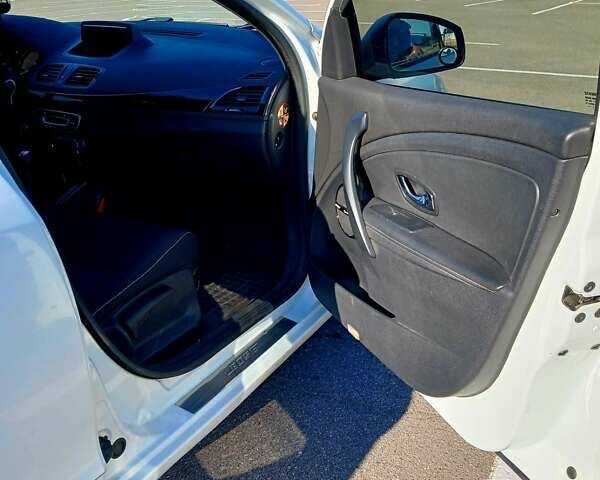 Белый Рено Меган, объемом двигателя 1.5 л и пробегом 207 тыс. км за 8500 $, фото 11 на Automoto.ua