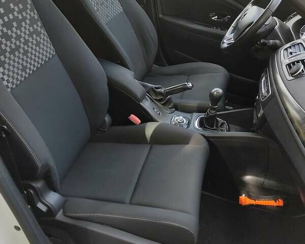 Белый Рено Меган, объемом двигателя 1.5 л и пробегом 273 тыс. км за 7500 $, фото 7 на Automoto.ua