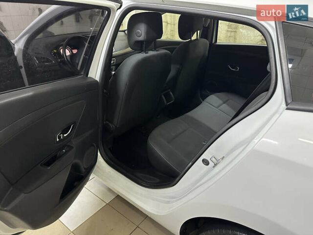 Белый Рено Меган, объемом двигателя 1.5 л и пробегом 237 тыс. км за 8150 $, фото 16 на Automoto.ua