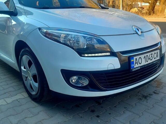 Белый Рено Меган, объемом двигателя 1.6 л и пробегом 236 тыс. км за 7200 $, фото 1 на Automoto.ua