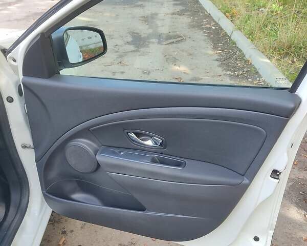 Белый Рено Меган, объемом двигателя 1.5 л и пробегом 273 тыс. км за 7500 $, фото 8 на Automoto.ua