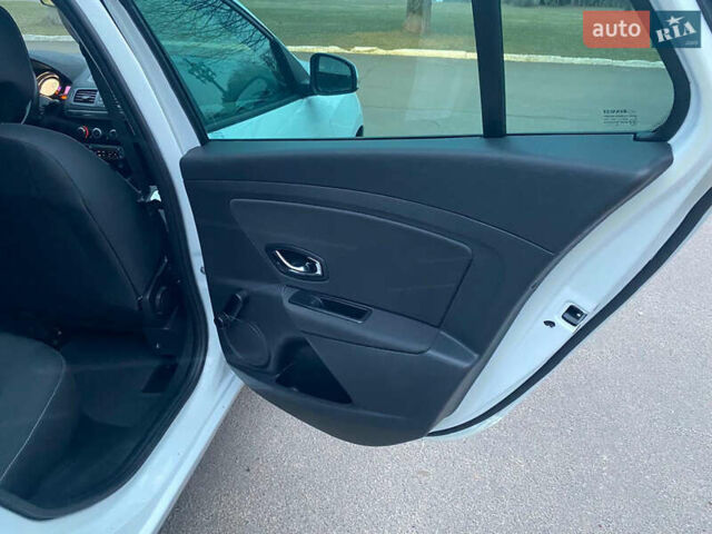 Белый Рено Меган, объемом двигателя 1.2 л и пробегом 146 тыс. км за 6600 $, фото 41 на Automoto.ua