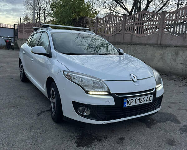 Белый Рено Меган, объемом двигателя 1.46 л и пробегом 300 тыс. км за 8300 $, фото 1 на Automoto.ua