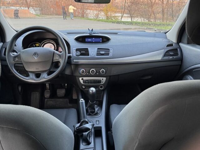 Белый Рено Меган, объемом двигателя 1.5 л и пробегом 217 тыс. км за 6800 $, фото 5 на Automoto.ua