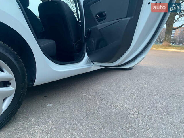 Белый Рено Меган, объемом двигателя 1.2 л и пробегом 146 тыс. км за 6600 $, фото 47 на Automoto.ua