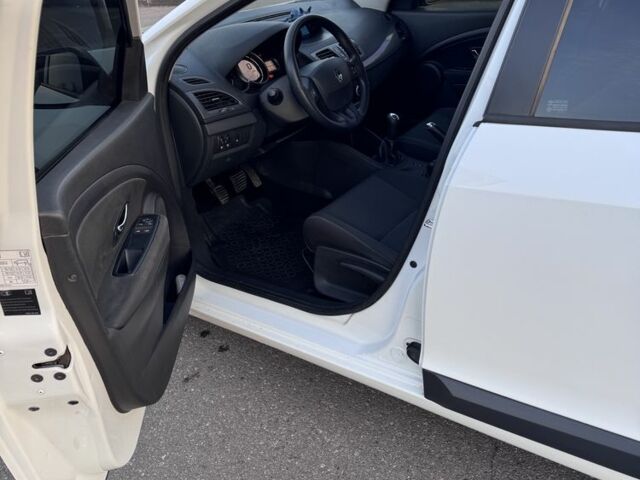 Белый Рено Меган, объемом двигателя 1.5 л и пробегом 217 тыс. км за 6800 $, фото 6 на Automoto.ua