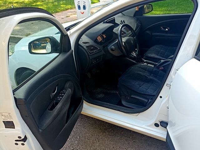 Білий Рено Меган, об'ємом двигуна 1.5 л та пробігом 185 тис. км за 7800 $, фото 6 на Automoto.ua