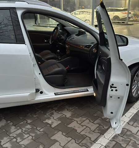 Белый Рено Меган, объемом двигателя 1.5 л и пробегом 241 тыс. км за 10200 $, фото 12 на Automoto.ua