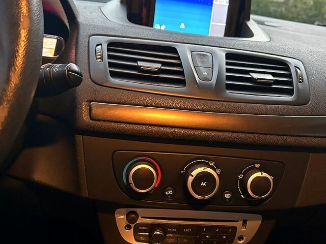 Белый Рено Меган, объемом двигателя 1.5 л и пробегом 235 тыс. км за 7200 $, фото 5 на Automoto.ua