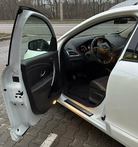 Белый Рено Меган, объемом двигателя 1.5 л и пробегом 241 тыс. км за 10200 $, фото 17 на Automoto.ua