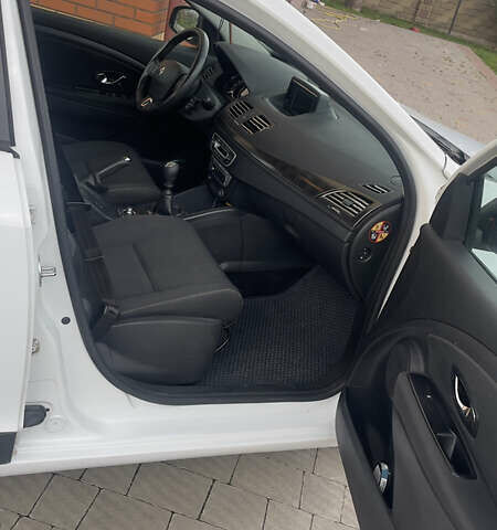 Рено Меган 2013 в Локачи на Automoto.ua Белый Рено Меган, объемом двигателя 1.5 л и пробегом 290 тыс. км за 7500 $, фото 14 на Automoto.ua