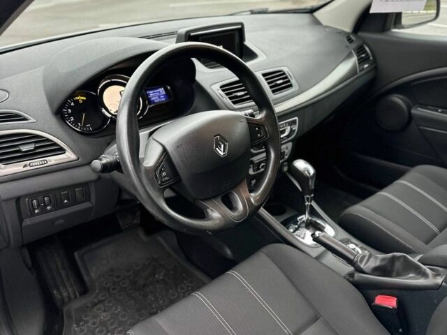 Белый Рено Меган, объемом двигателя 0 л и пробегом 260 тыс. км за 8300 $, фото 6 на Automoto.ua