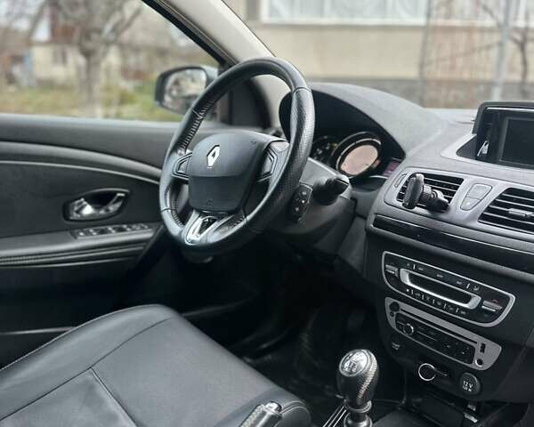 Белый Рено Меган, объемом двигателя 1.6 л и пробегом 245 тыс. км за 8800 $, фото 12 на Automoto.ua