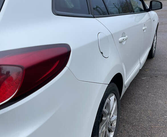 Белый Рено Меган, объемом двигателя 1.46 л и пробегом 305 тыс. км за 8500 $, фото 2 на Automoto.ua