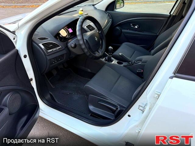 Белый Рено Меган, объемом двигателя 1.5 л и пробегом 258 тыс. км за 6999 $, фото 4 на Automoto.ua