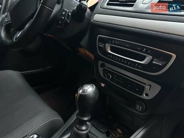 Білий Рено Меган, об'ємом двигуна 1.46 л та пробігом 243 тис. км за 8700 $, фото 10 на Automoto.ua