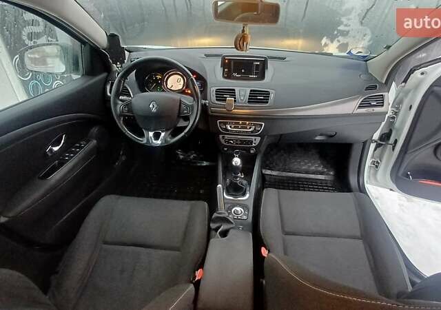 Белый Рено Меган, объемом двигателя 1.5 л и пробегом 378 тыс. км за 5200 $, фото 16 на Automoto.ua