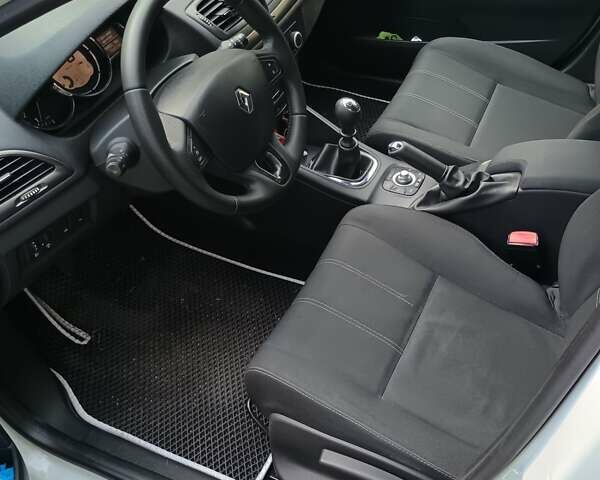 Білий Рено Меган, об'ємом двигуна 1.46 л та пробігом 185 тис. км за 7900 $, фото 2 на Automoto.ua