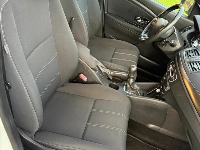 Белый Рено Меган, объемом двигателя 1.5 л и пробегом 188 тыс. км за 2300 $, фото 5 на Automoto.ua