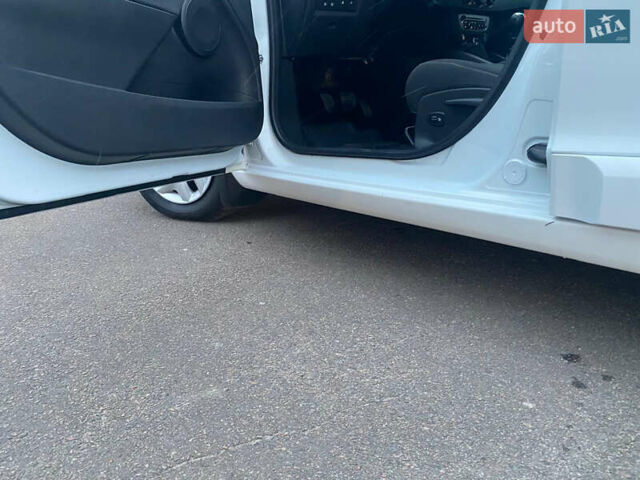 Белый Рено Меган, объемом двигателя 1.2 л и пробегом 146 тыс. км за 6600 $, фото 22 на Automoto.ua