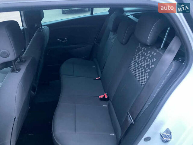 Белый Рено Меган, объемом двигателя 1.2 л и пробегом 146 тыс. км за 6600 $, фото 36 на Automoto.ua