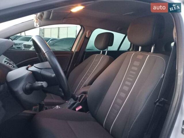 Белый Рено Меган, объемом двигателя 1.5 л и пробегом 315 тыс. км за 8990 $, фото 10 на Automoto.ua