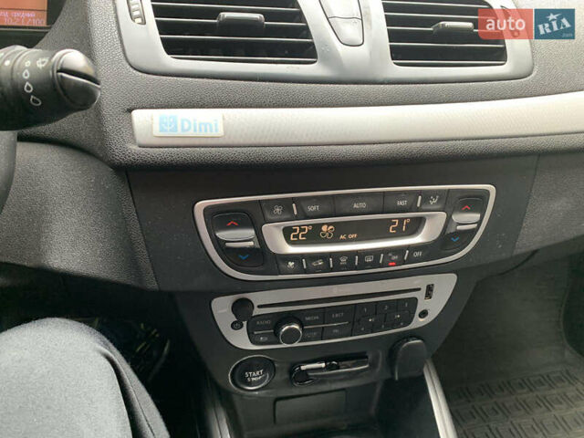 Белый Рено Меган, объемом двигателя 1.5 л и пробегом 300 тыс. км за 7300 $, фото 7 на Automoto.ua