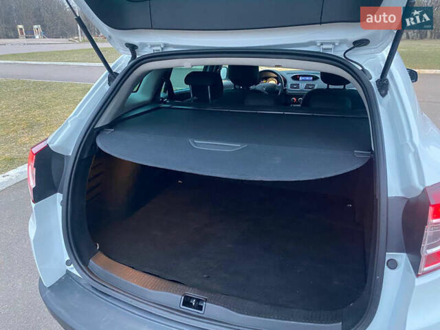 Белый Рено Меган, объемом двигателя 1.2 л и пробегом 146 тыс. км за 6600 $, фото 45 на Automoto.ua