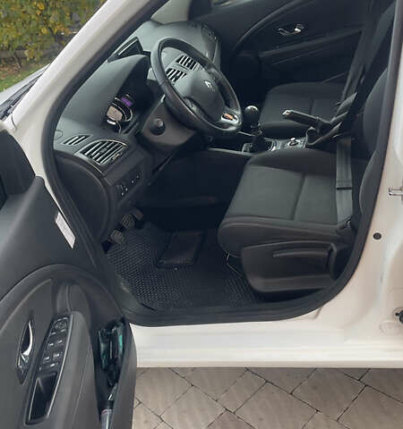 Рено Меган 2013 в Локачи на Automoto.ua Белый Рено Меган, объемом двигателя 1.5 л и пробегом 290 тыс. км за 7500 $, фото 8 на Automoto.ua