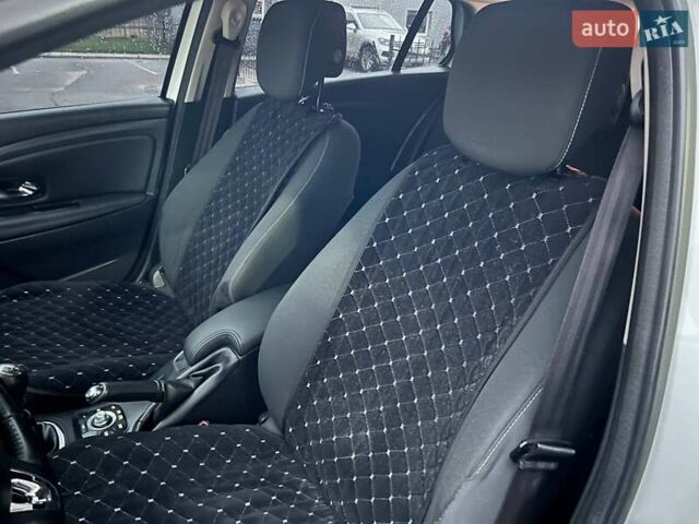 Белый Рено Меган, объемом двигателя 1.5 л и пробегом 300 тыс. км за 6600 $, фото 23 на Automoto.ua