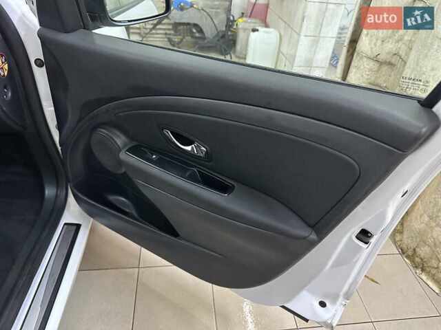 Белый Рено Меган, объемом двигателя 1.5 л и пробегом 237 тыс. км за 8150 $, фото 17 на Automoto.ua