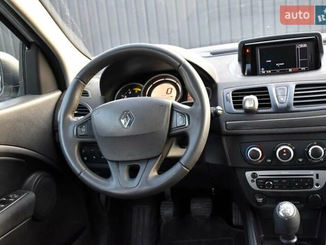Белый Рено Меган, объемом двигателя 1.5 л и пробегом 232 тыс. км за 7800 $, фото 31 на Automoto.ua