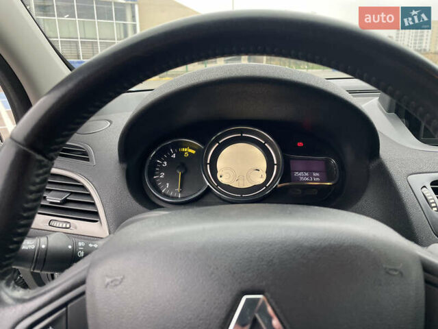 Білий Рено Меган, об'ємом двигуна 1.46 л та пробігом 256 тис. км за 7999 $, фото 16 на Automoto.ua