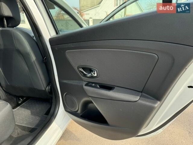 Белый Рено Меган, объемом двигателя 1.6 л и пробегом 209 тыс. км за 8499 $, фото 39 на Automoto.ua