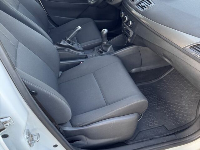 Белый Рено Меган, объемом двигателя 1.5 л и пробегом 217 тыс. км за 6800 $, фото 3 на Automoto.ua