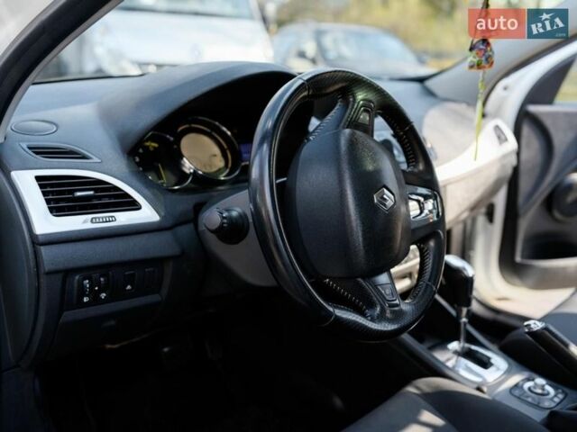 Белый Рено Меган, объемом двигателя 1.5 л и пробегом 230 тыс. км за 9300 $, фото 15 на Automoto.ua