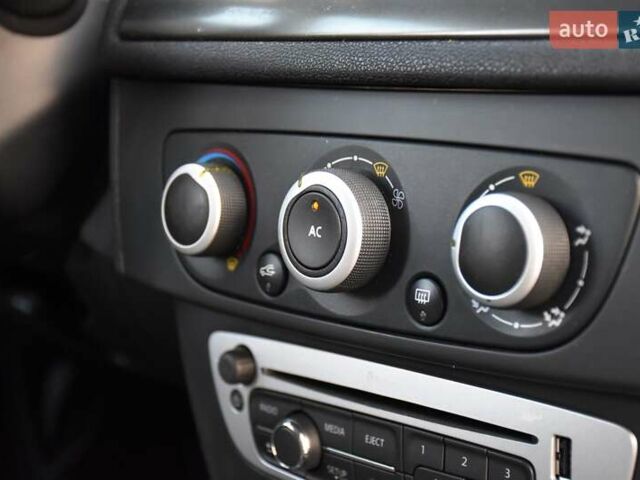 Белый Рено Меган, объемом двигателя 1.5 л и пробегом 232 тыс. км за 7800 $, фото 39 на Automoto.ua